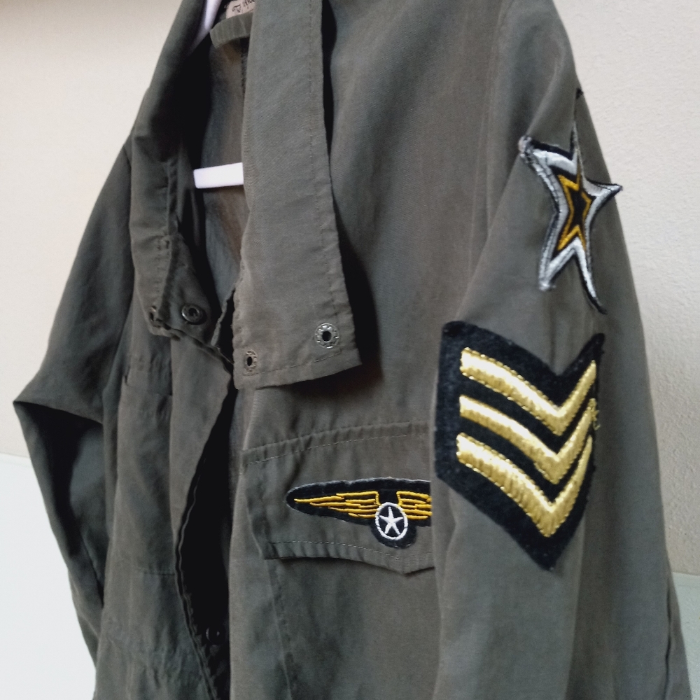 M L THE HANGER MILITARY PATCHES GREEN SNAP UP LIGHTWEIGHT JACKET DRAW STRING HEM